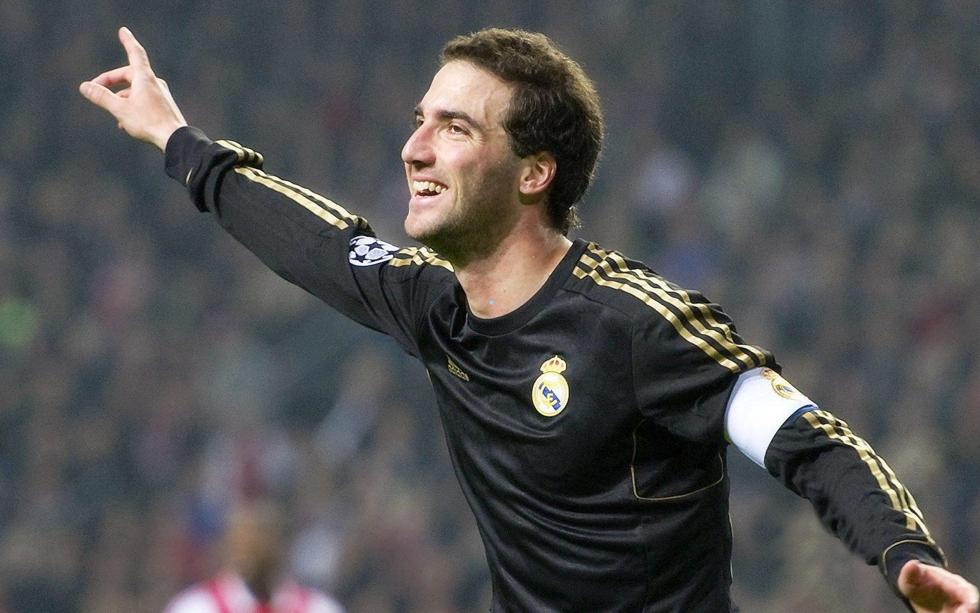 加布里埃尔独揽射门机会，未传李胜龙引发战术争议