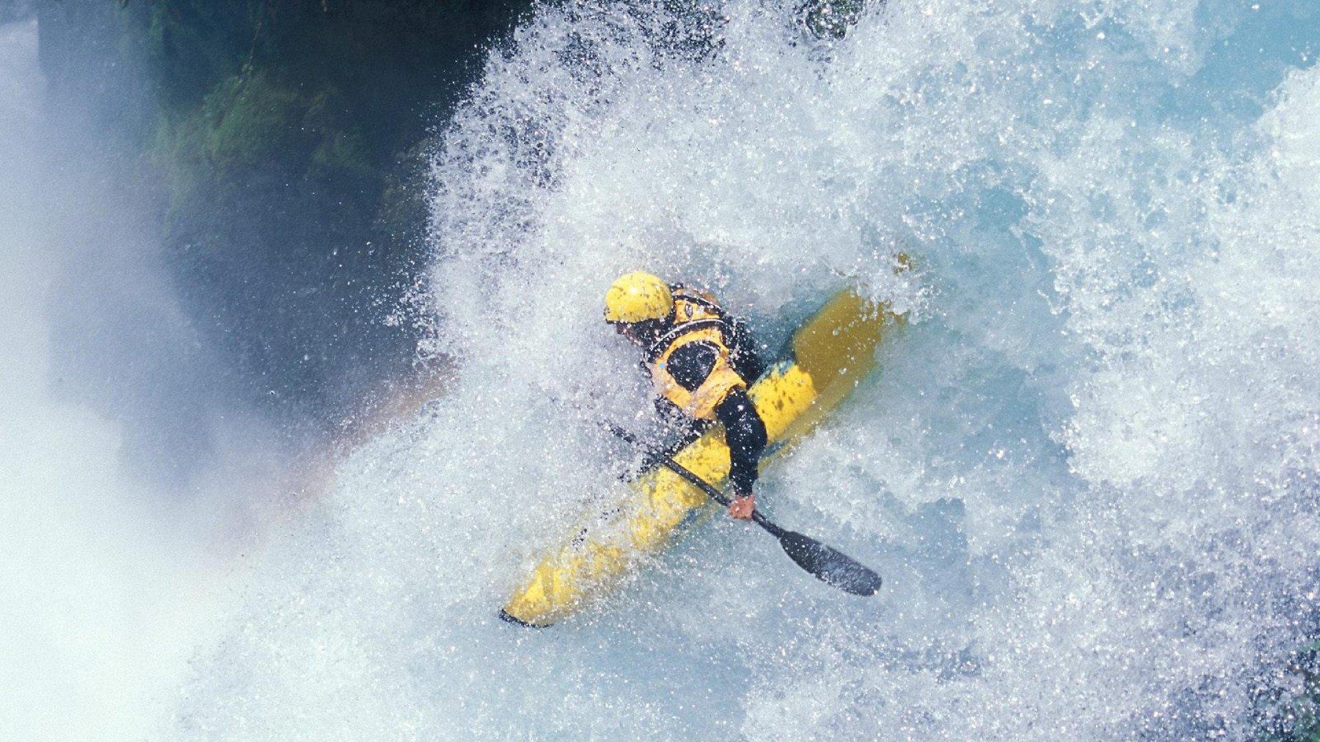 2014亚冠小组赛工体对决，蒙哥马利补时飞铲张呈栋，黄牌风波成历史瞬间